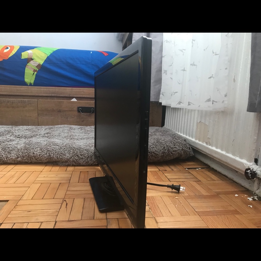 Small Insignia TV - Picture 2 of 11